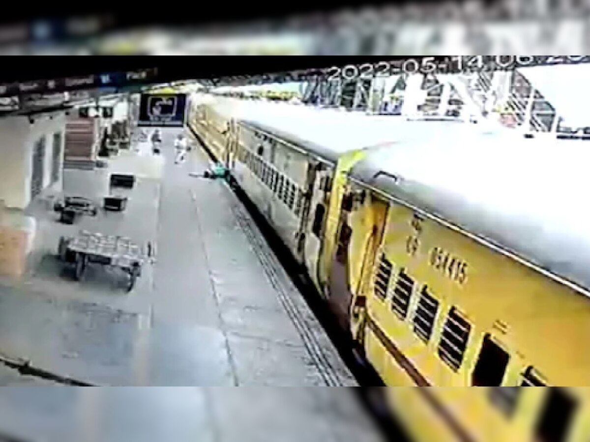चालत्या ट्रेनमधून आधी मुलांना फेकलं, नंतर आईने मारली उडी, धक्कादायक VIDEO title=