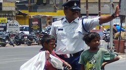 'मेरे पैर जल रहे हैं...' मुलाच्या त्या शब्दांनी हळहळला ट्राफिक पोलीस, फोटो व्हायरल