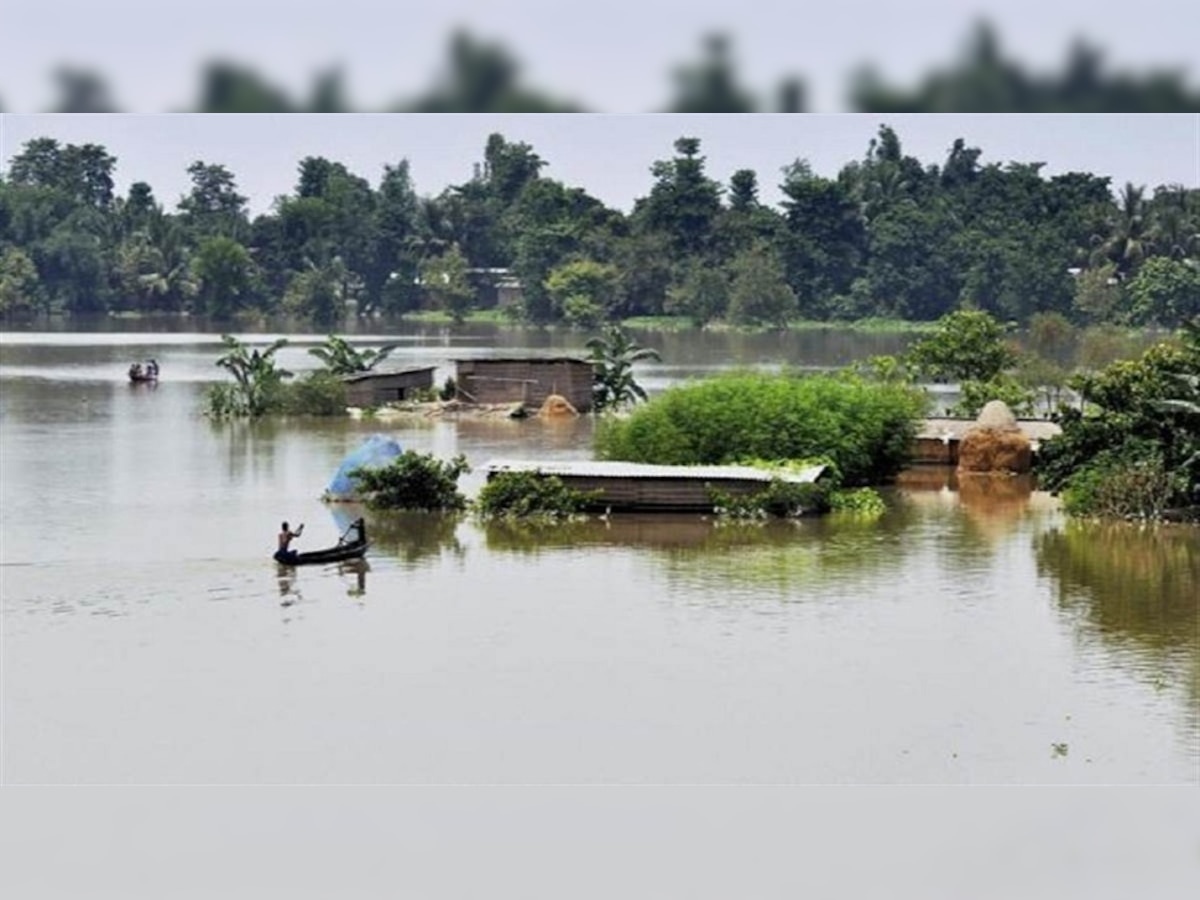 Flood News : अरे बापरे! 2251 गावे पुराच्या पाण्याखाली, 7.12 लाख लोक  प्रभावित  title=