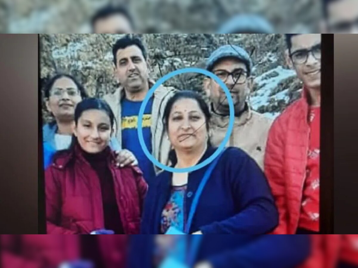 J-K: काश्मिरी पंडिताच्या हत्येचं सत्र सुरुच, शाळेत घुसून दहशतवाद्यांनी महिला शिक्षिकेवर झाडल्या गोळ्या title=