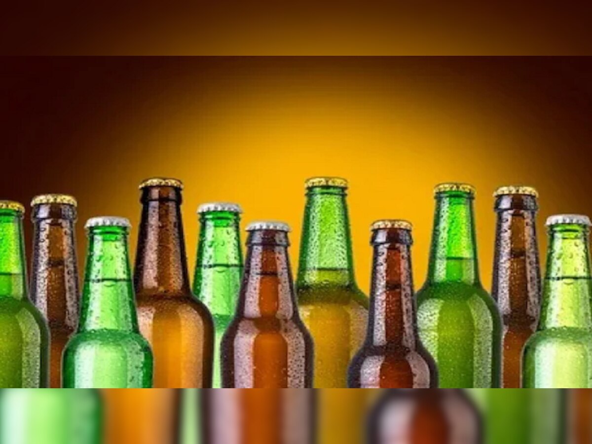 बिअरच्या बाटल्या हिरव्या किंवा तपकिरी का असतात? दारू पिणाऱ्यांनाही माहीत नसेल याचं उत्तर  title=