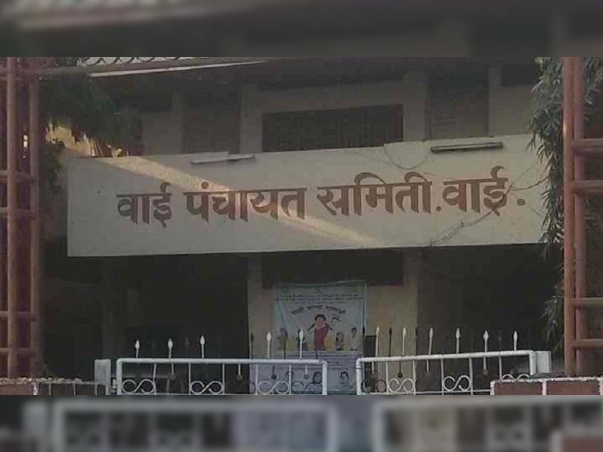 ग्रामस्थांनी शिकवला अधिकाऱ्याला असा धडा, संधी मिळताच केला खुर्चीसह पोबारा title=