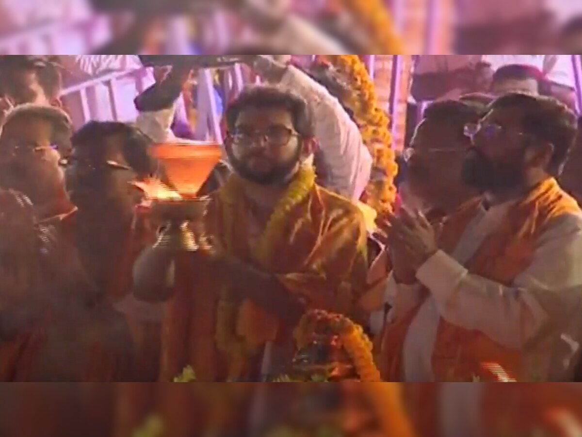 Aditya Thackeray in Ayodhya : आदित्य ठाकरे यांच्या हस्ते शरयू तीरावर आरती title=