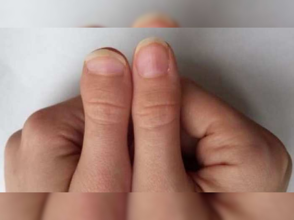 Palmistry: तुमच्याही हाताचा अंगठा वाकलाय का? पहा मग तुमच्या स्वभाव कसा आहे... title=