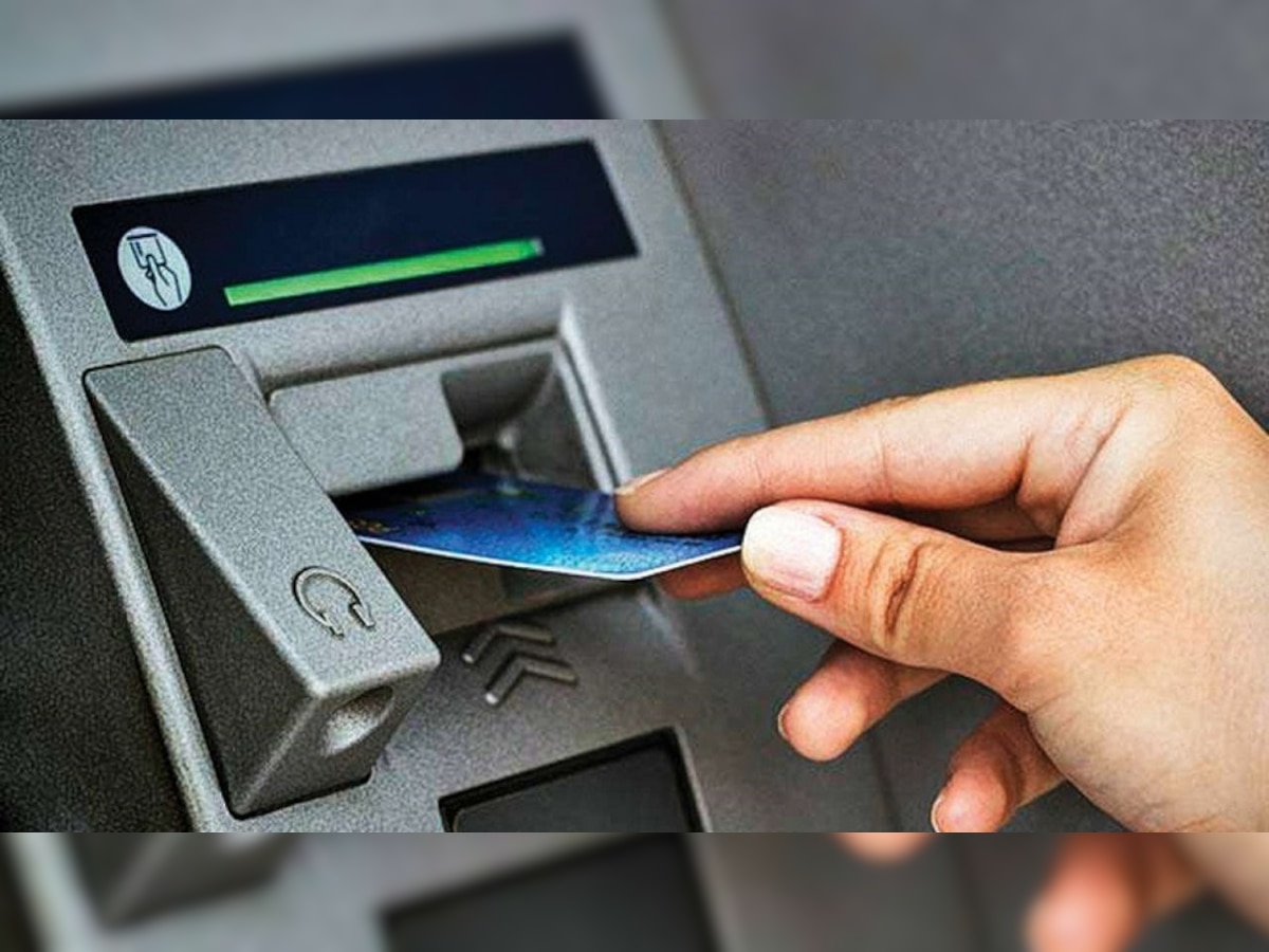 ATM मधून पैसे काढताना आता कोणाची मदतही घ्यायला नको; तुमच्यासोबत कधी असं घडलंय का? title=