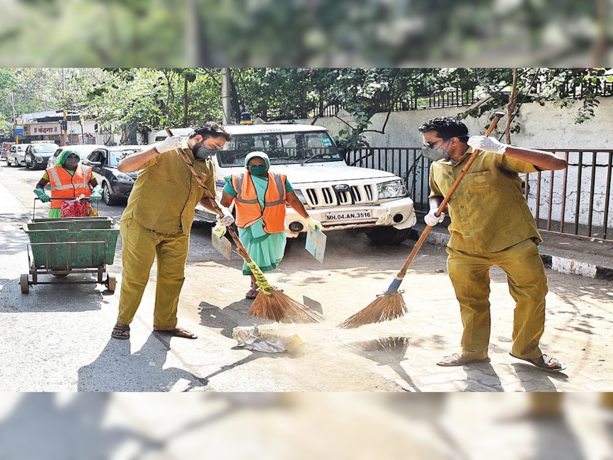 सफाई कामगार ठरतोय तरूणांचं प्रेरणास्थान, वयाच्या पन्नाशीत मिळवलं घवघवीत यश  title=