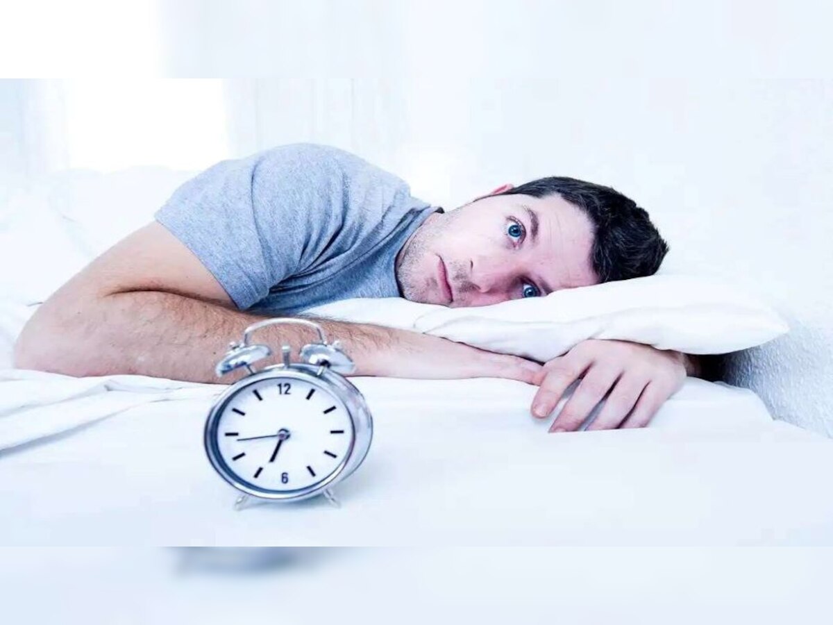 Health Care Tips: तुम्हाला देखील रात्रीची झोप येत नाही? मग 'या' गोष्टींचे पालन करा title=