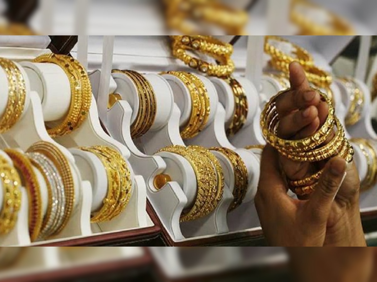 Gold Price Today | सोने-चांदीच्या किंमतीत मोठी घट; रेकॉर्ड स्तरावरून 'इतक्या' रुपयांनी स्वस्त title=