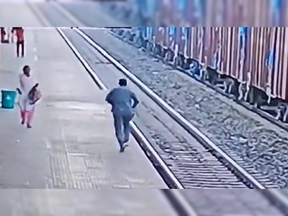 त्याच्या प्रसंगावधानामुळे वाचवले व्यक्तीचे प्राण, समोरुन ट्रेन येताच रेल्वे कर्मचाऱ्याची धाव... पाहा व्हिडीओ title=