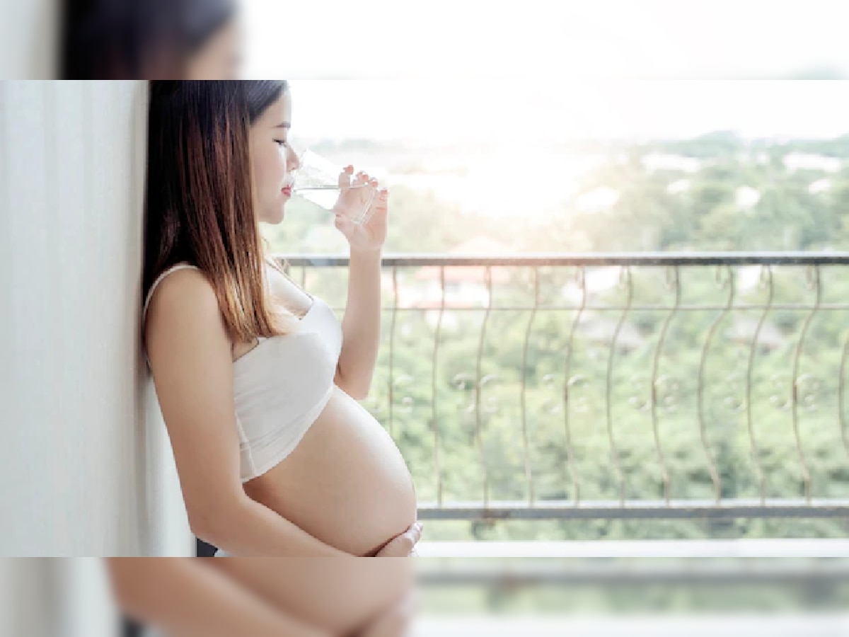 Pregnancy दरम्यान अति-प्रमाणात पाणी पिणं खरंच आरोग्यासाठी धोकादायक? title=
