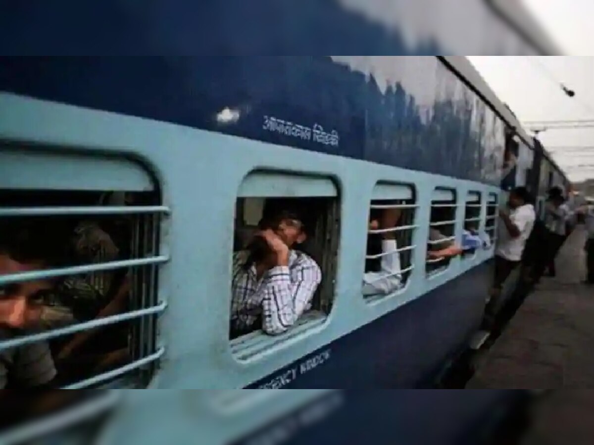 Indian Railways: रेल्वेतील टॉयलेट यापुढे स्वच्छ असणार! रेल्वेने उचललं मोठं पाऊल title=