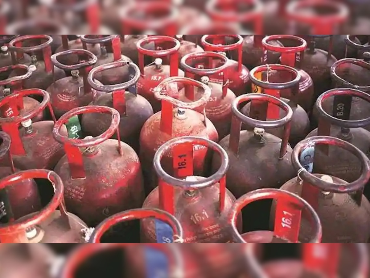 LPG Gas Cylinder Price | गॅस सिलिंडरच्या किंमती 200 रुपयांनी स्वस्त; सर्वसामान्यांना दिलासा title=