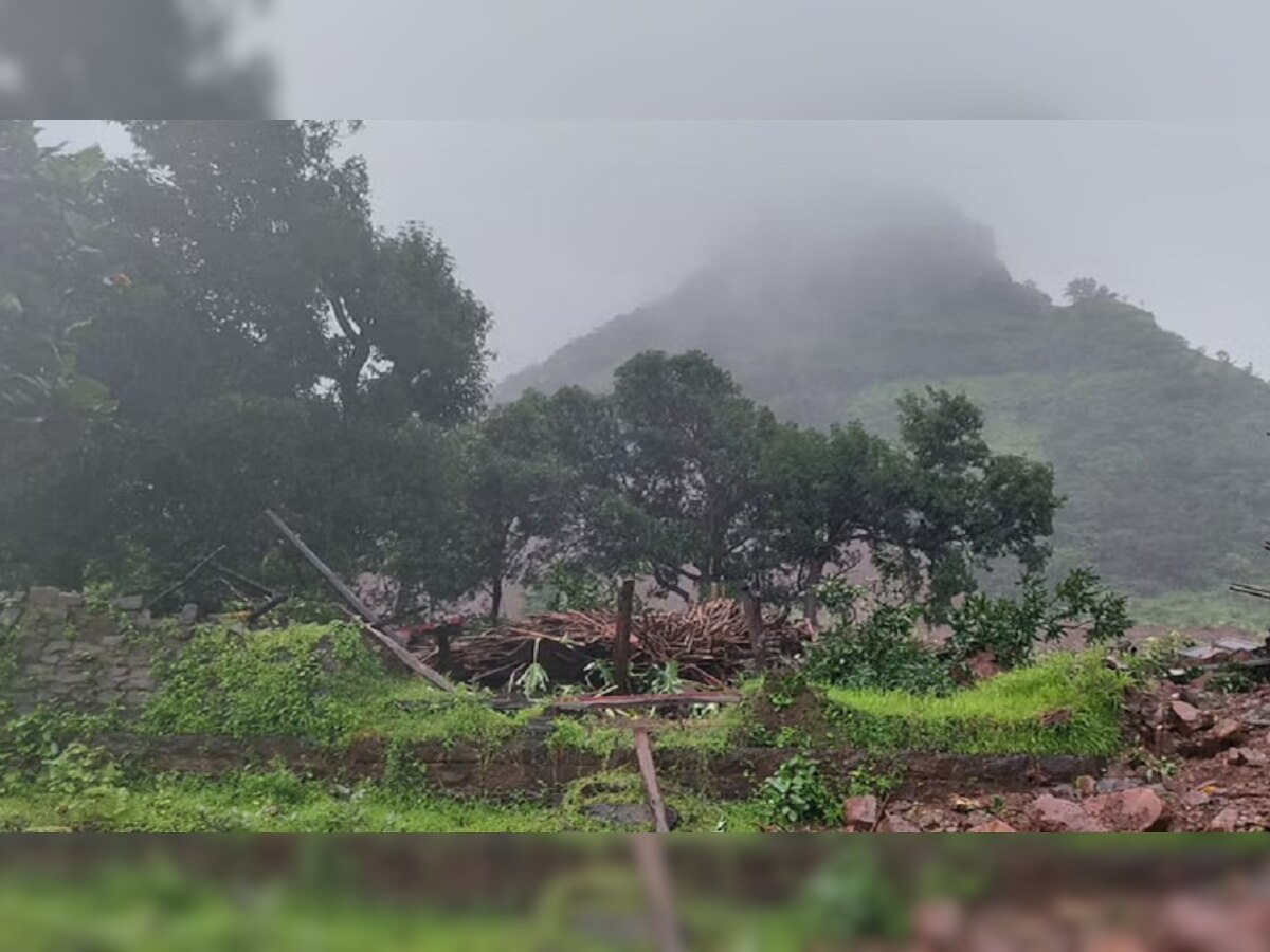 किल्ले रायगडच्या पायथ्याशी असलेल्या गावात डोंगराला भेगा, तळीये गावची पुनरावृत्ती होण्याची भीती title=