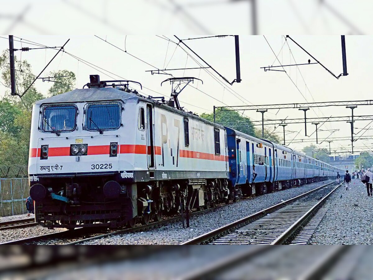 Indian Railway  : आता ट्रेनच्या गलिच्छ टॉयलेटपासून मिळणार सुटका, रेल्वेने सुरू केली ही सुविधा title=