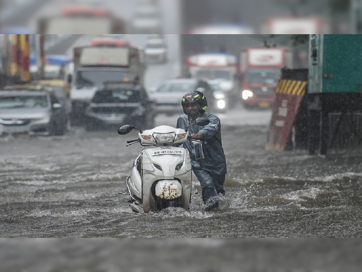 मुंबईत विश्रांतीनंतर पुन्हा पावसाला जोर; सखल भागात पाणी, समुद्राला उधाण title=