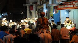 कधी पाहिली का अशी वरात? धो-धो पाऊसात देखील वरातीचा जुगाड, हे पाहून म्हणाल, ''ये हुई ना बात...''
