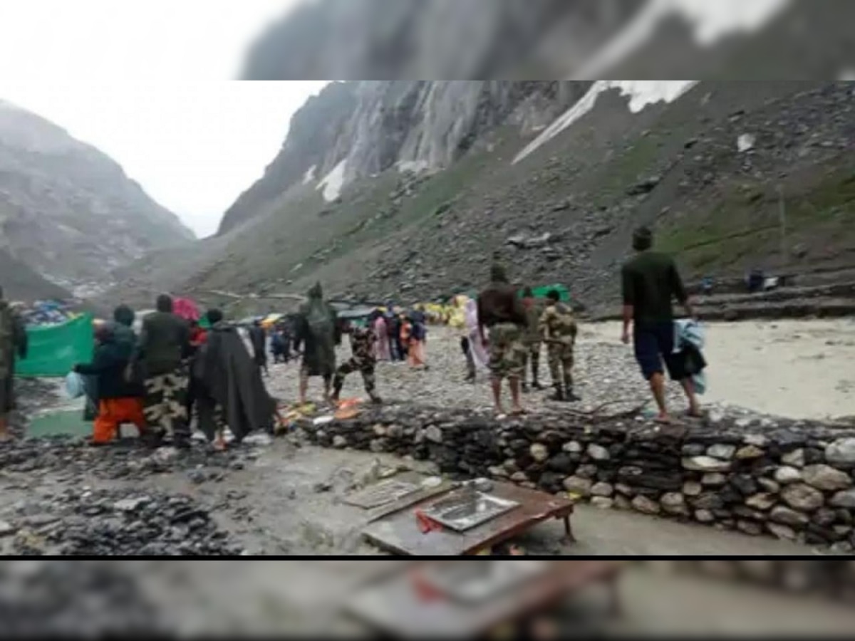 Amarnath Cloudburst: ढगफुटीची थरकाप उडवणारी दृश्य; चिखलात कुणी आपलं तर नाही, याचा शोध घेणारी माणसं पाहून रडू येईल  title=