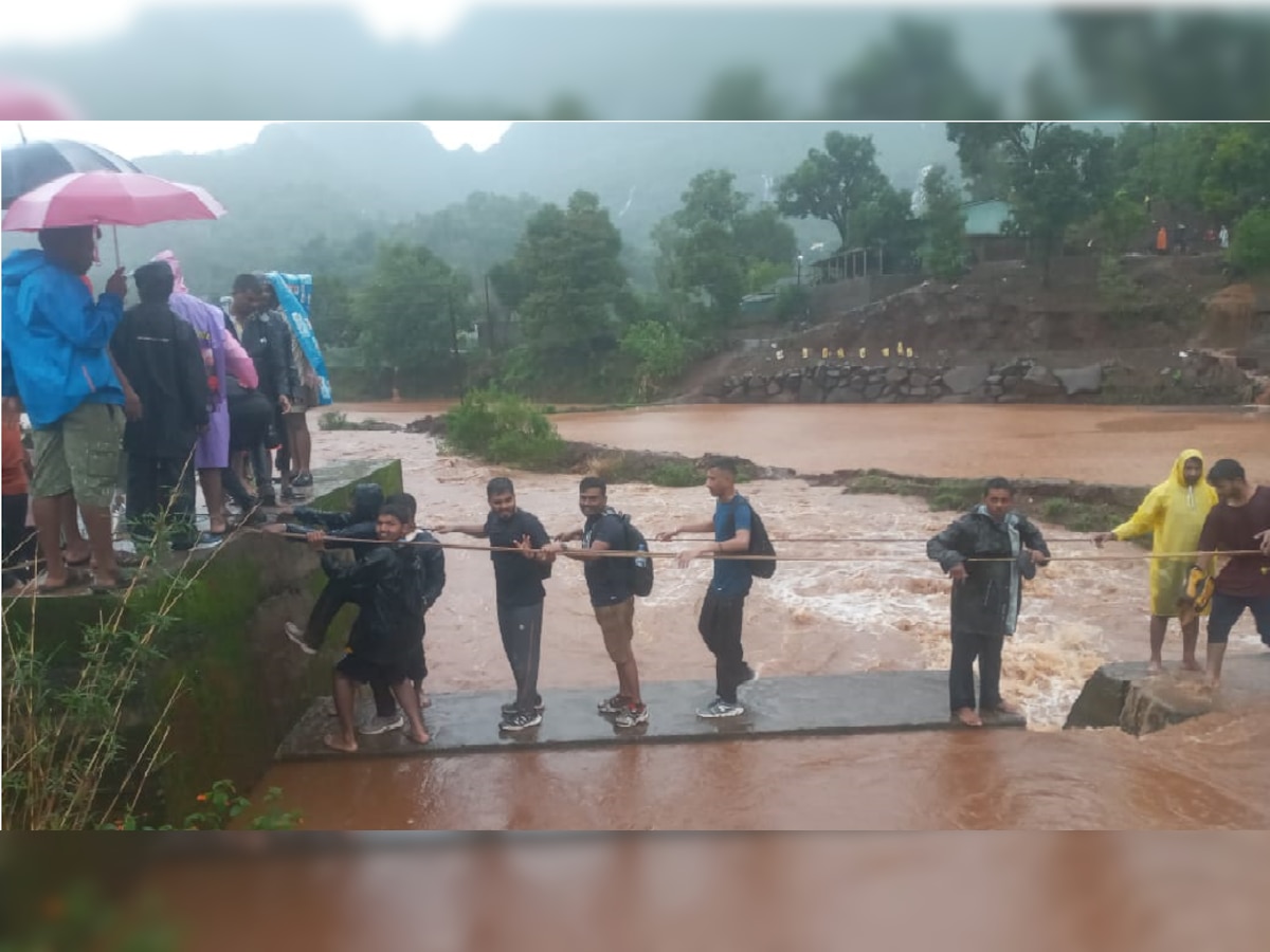 हजार गिर्यारोहक अडकले नदीच्या पुरात, बंदी असताना सुद्धा पर्यटकांची गर्दी...  title=