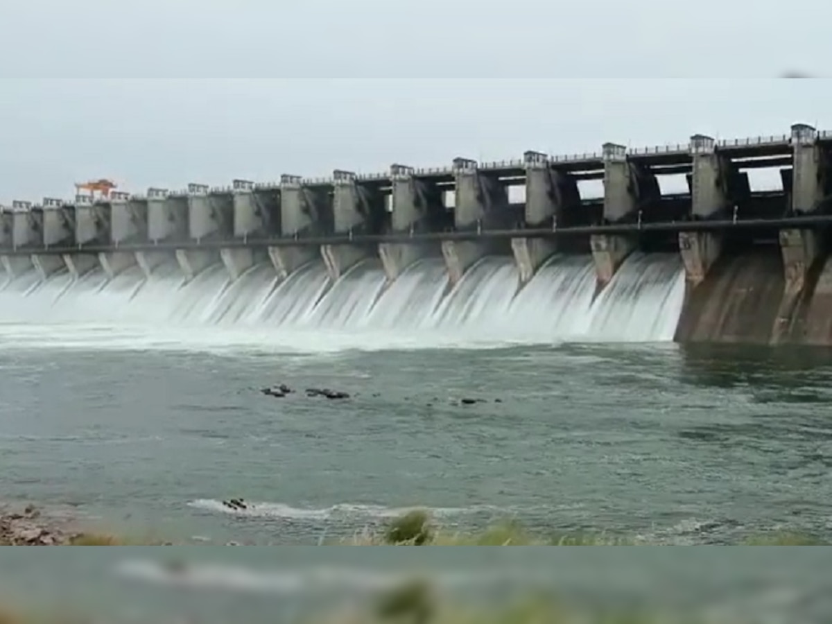 पंचगंगा नदीने इशारा पातळी ओलांडली,अलमट्टी धरणातून 75 हजार क्यूसेस पाण्याचा विसर्ग title=