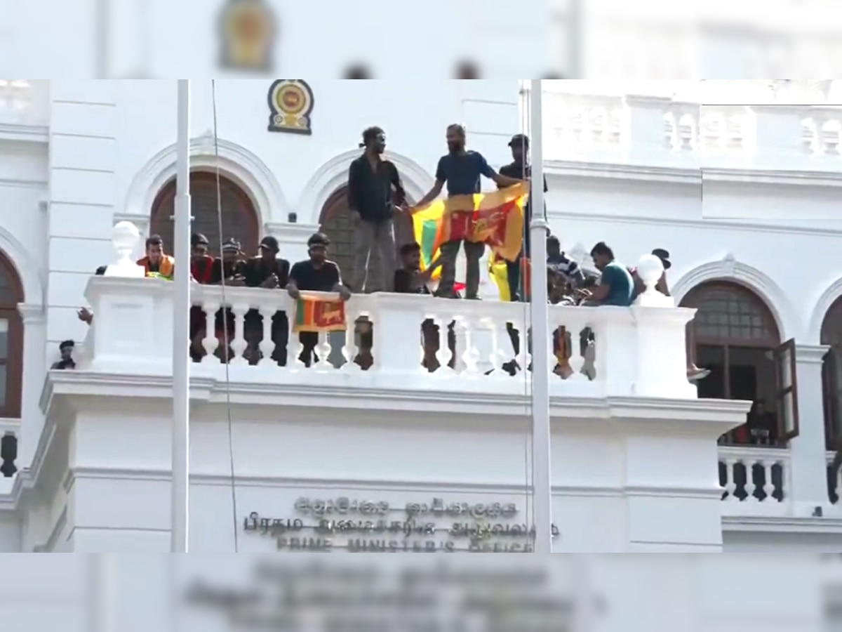 Sri Lanka Econimics Crisis : श्रीलंकेत परिस्थिती आणखी चिघळली, आंदोलनकर्त्यांचा पंतप्रधानांच्या घराला घेराव title=