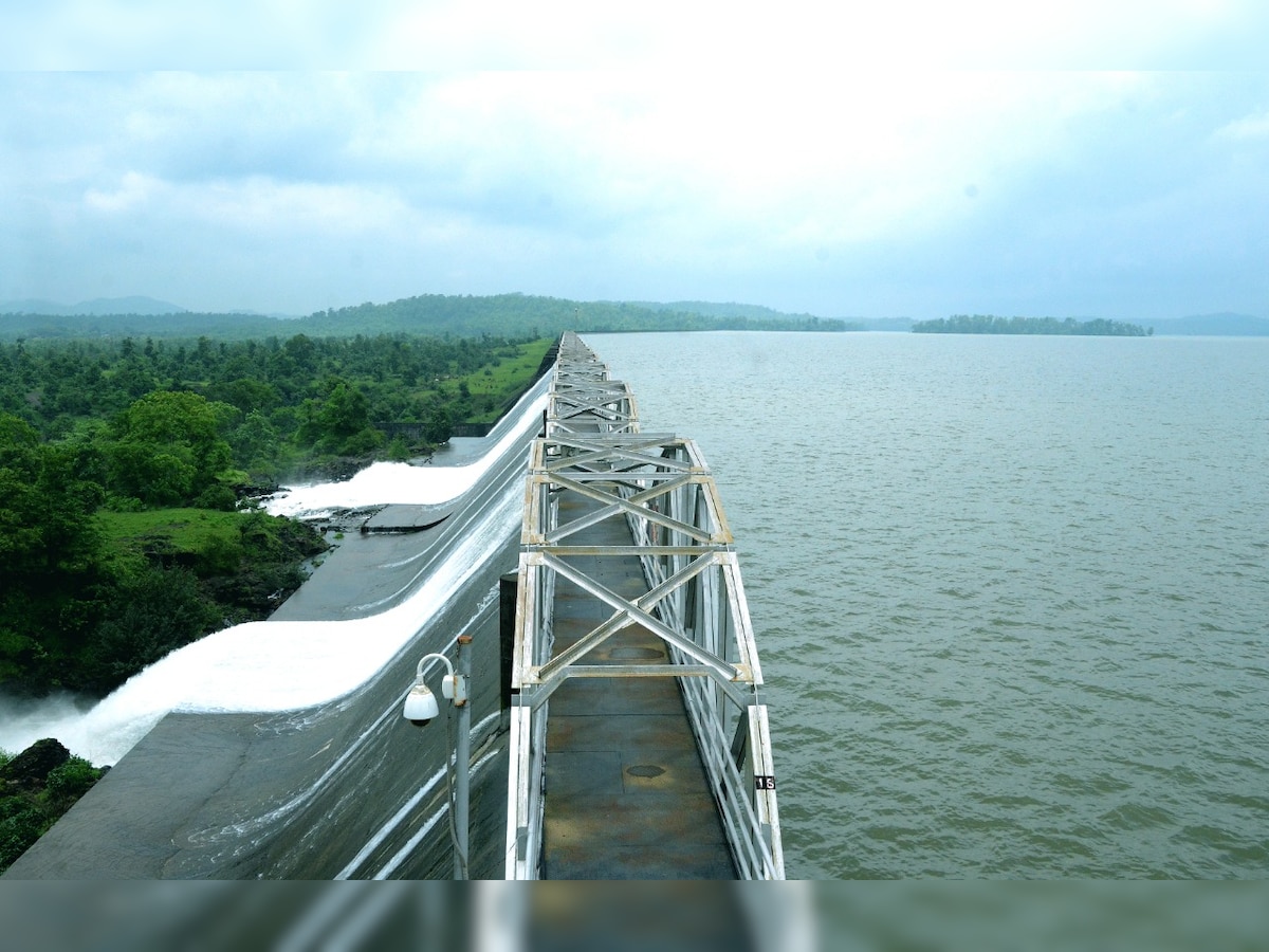 मुंबईला पाणीपुरवठा करणाऱ्या धरण परिसरात तुफान पाऊस; जलसाठ्यातही मोठी वाढ title=