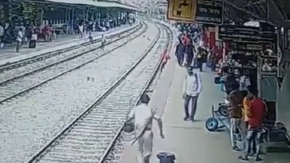 video viral rpf personnel saved the precious life of a man who slipped
