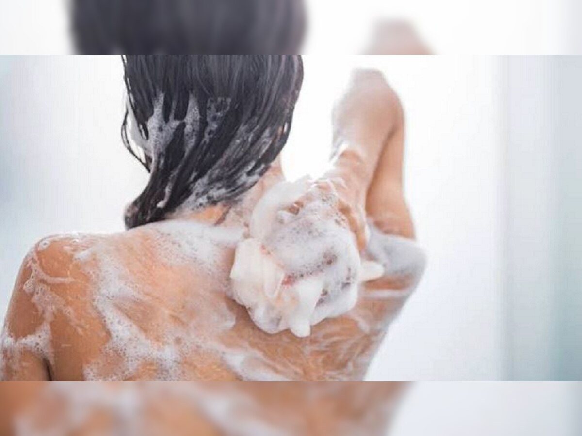 Bathing Mistakes : अंघोळीनंतर तुम्ही देखील 'या' चुका करता का? मग याचे परिणाम गंभीर होऊ शकतात title=