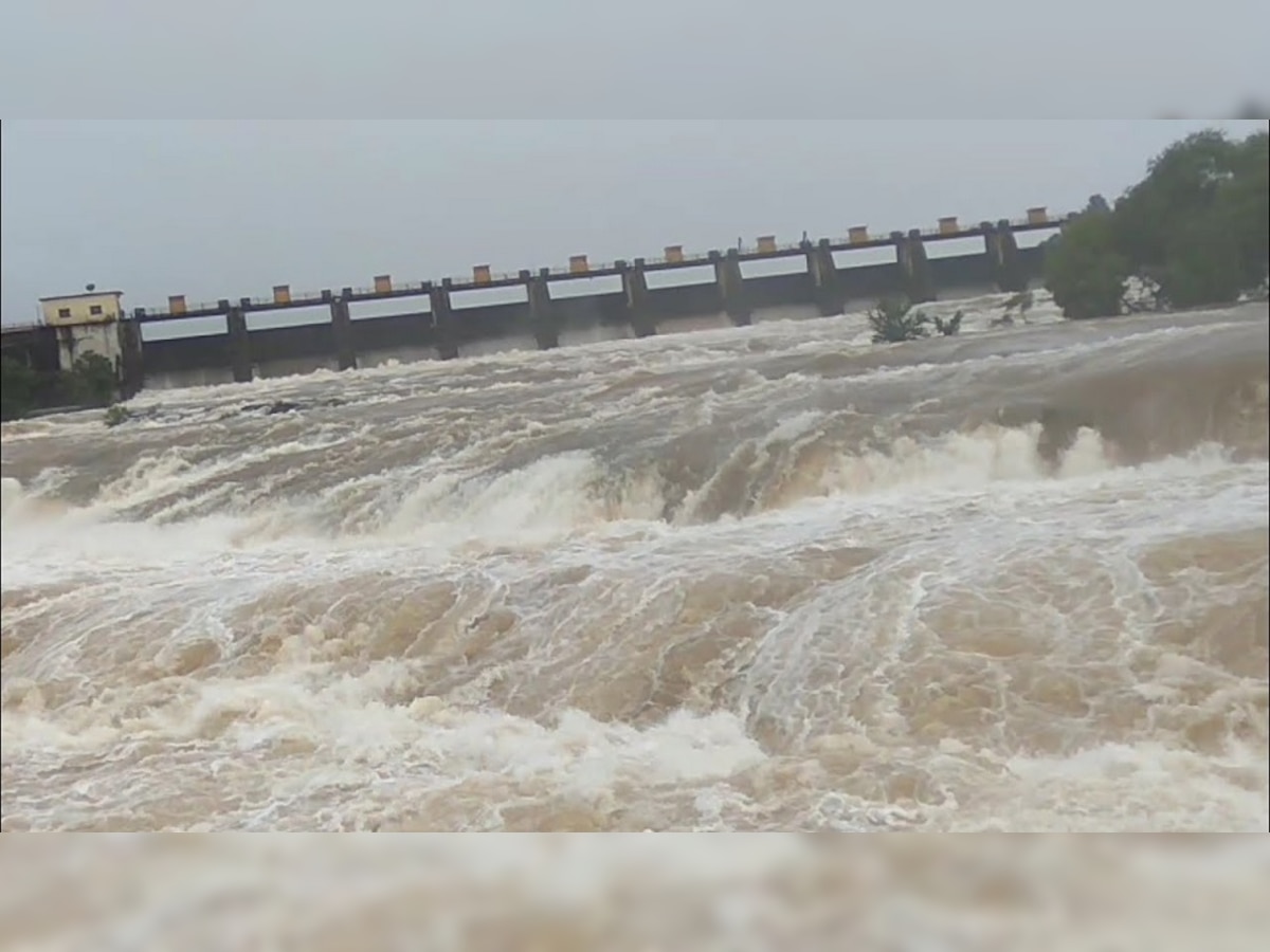 Pune Rain Update पुण्याचा पाणीप्रश्न मिटणार; धरणसाखळीत तुफान पाऊस title=