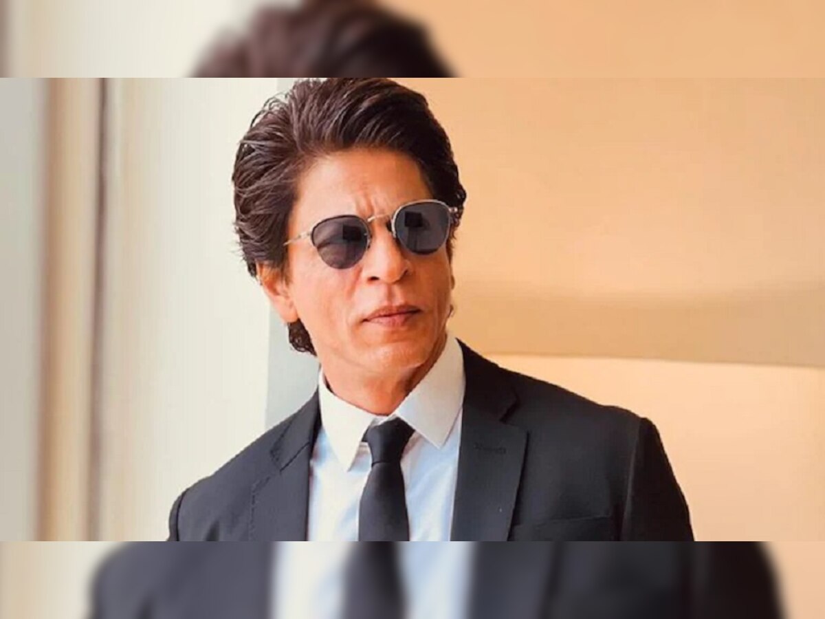 SRK दिसला 'त्या' लुकमध्ये... थेट लंडनमधून लुक झाला व्हायरल; पाहा व्हिडीओ title=