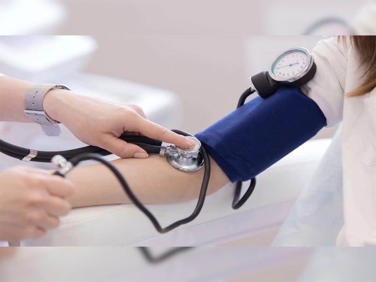 High Blood Pressure: पाणी प्यायल्यानेच नियंत्रणात राहणार रक्तदाब! फक्त ही पद्धत फॉलो करा title=