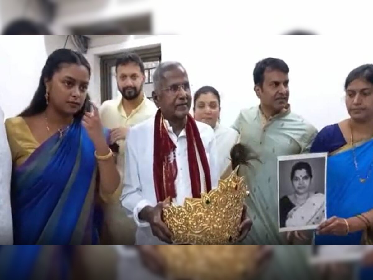 Video :80 वर्षीय पतीकडून पत्नीची ईच्छा पूर्ण; साईबाबांच्या चरणी ४० लाखांचा सोन्याचा मुकूट   title=