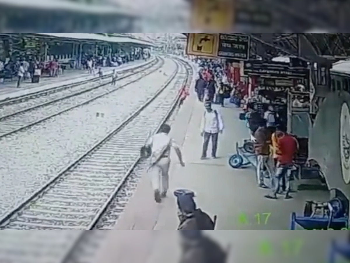 स्टेशनवर तरुणाचा गेला तोल, खाली पडताच समोरुन आली ट्रेन आणि... संपूर्ण घटना CCTV मध्ये कैद title=