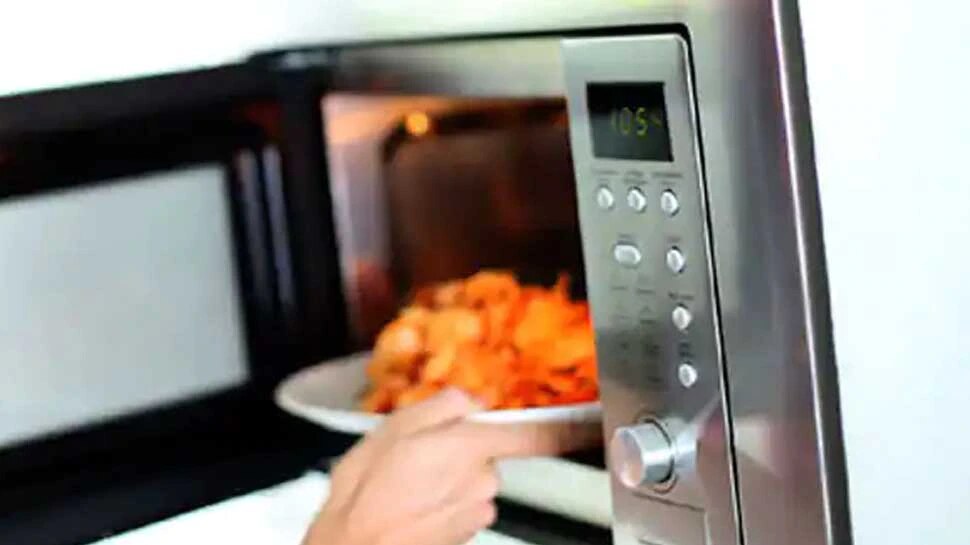 heating food in a microwave destroys its nutrients and affects health