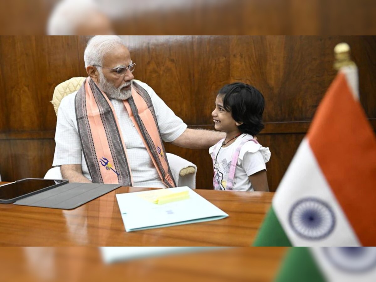 PM Modi : 'मी काय काम करतो?' पंतप्रधान मोदींच्या प्रश्नाला 5 वर्षाच्या चिमुकलीने दिलं मजेशीर उत्तर title=