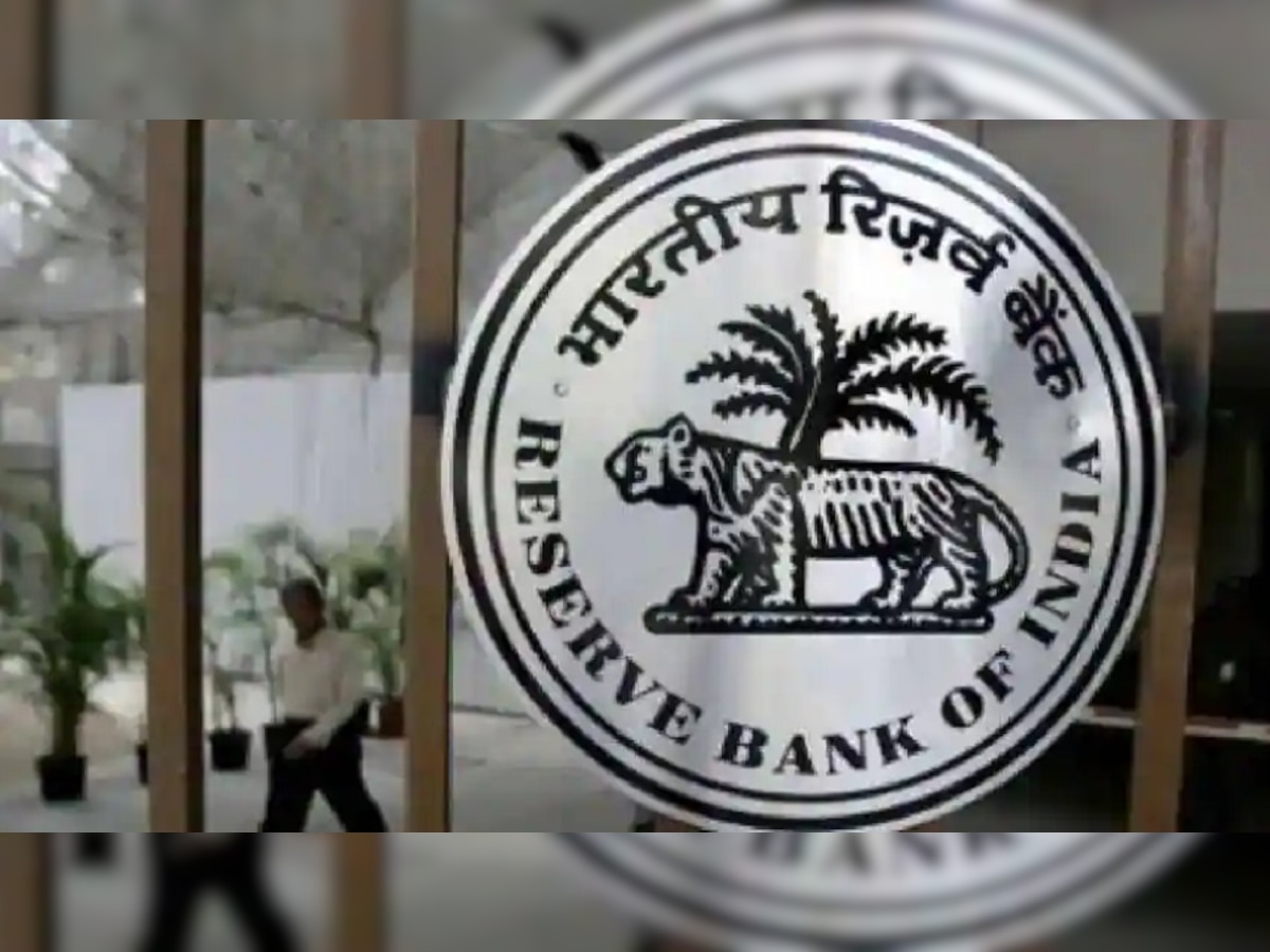 तुमच्या कर्जाचे हप्ते आणखी वाढणार? RBI च्या पतधोरण समितीच्या बैठकीत निर्णयाची शक्यता title=