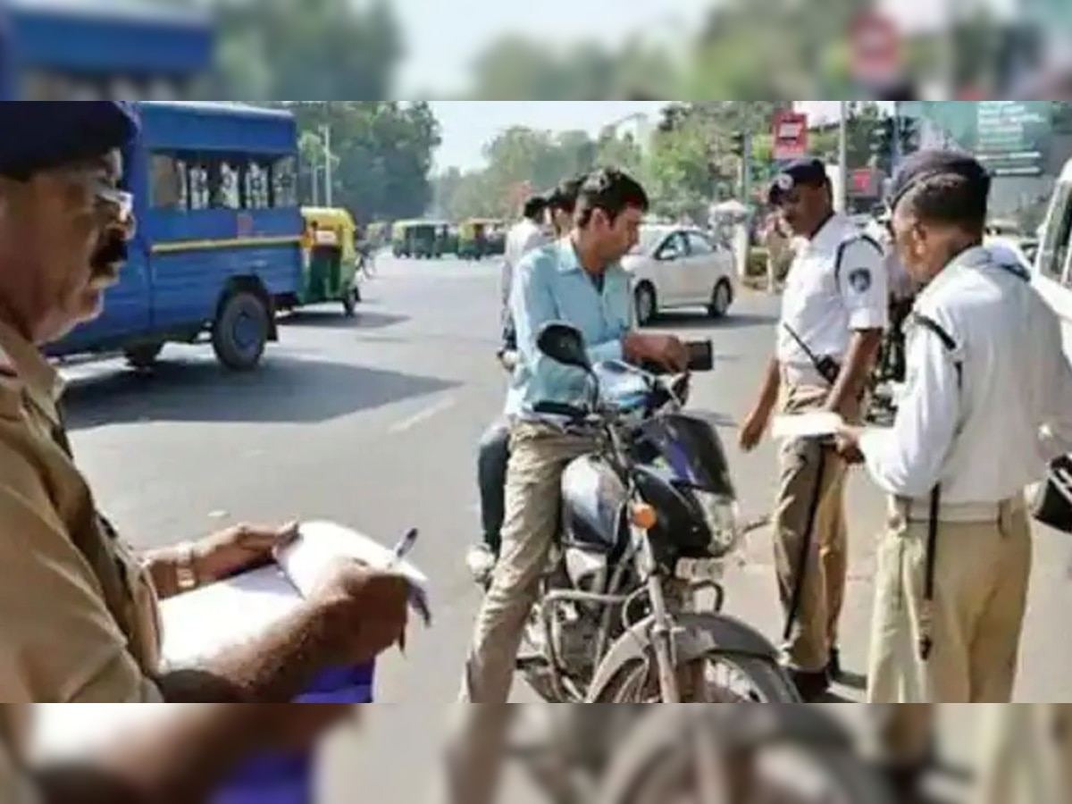 Traffic Rules: अशा बाइक बघता क्षणीच वाहतूक पोलिसांची पडते वक्रदृष्टी, ही चूक तुम्ही तर करत नाही ना title=