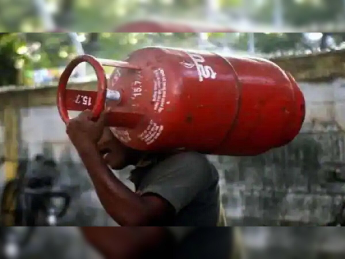 ऑगस्ट महिन्याच्या सुरूवातील सर्वसामान्यांसाठी खुशखबर; LPG च्या किंमतींमध्ये मोठी घट title=