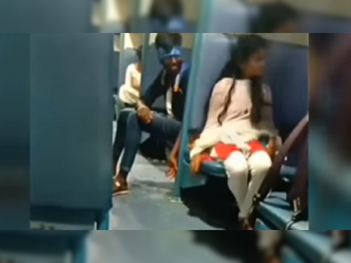 ट्रेनमध्ये मुला-मुलीचं असं कृत्य, व्हिडीओ पाहून तुम्हालाही बसेल धक्का title=