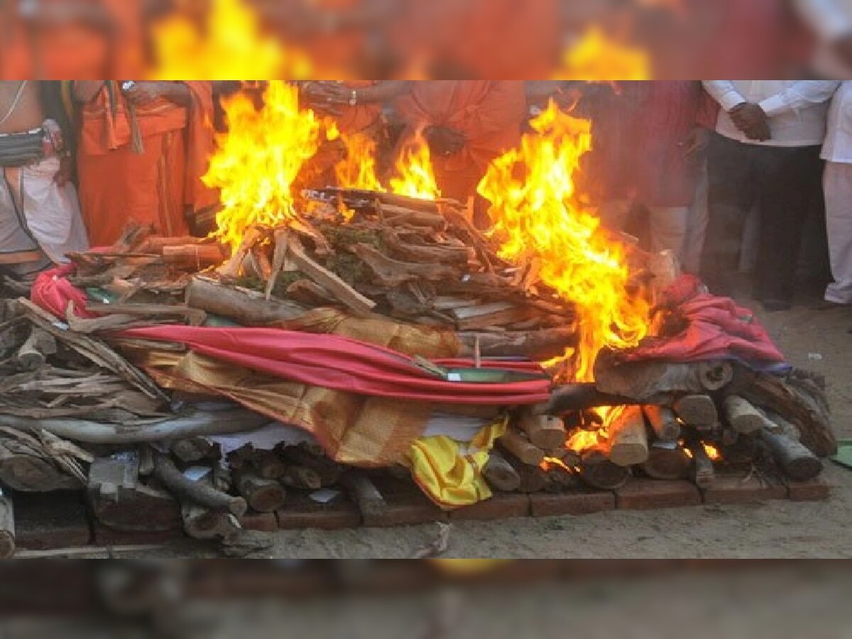 Dead Body Ritual: रात्री मृतदेह का जाळत नाहीत? गरुड पुराण काय सांगते, जाणून घ्या title=