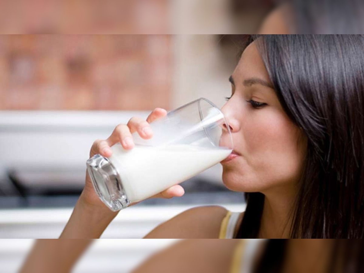 कच्चं दूध पिणं शरीरासाठी चांगलं की वाईट? जाणून घ्या यामागचं सत्य title=