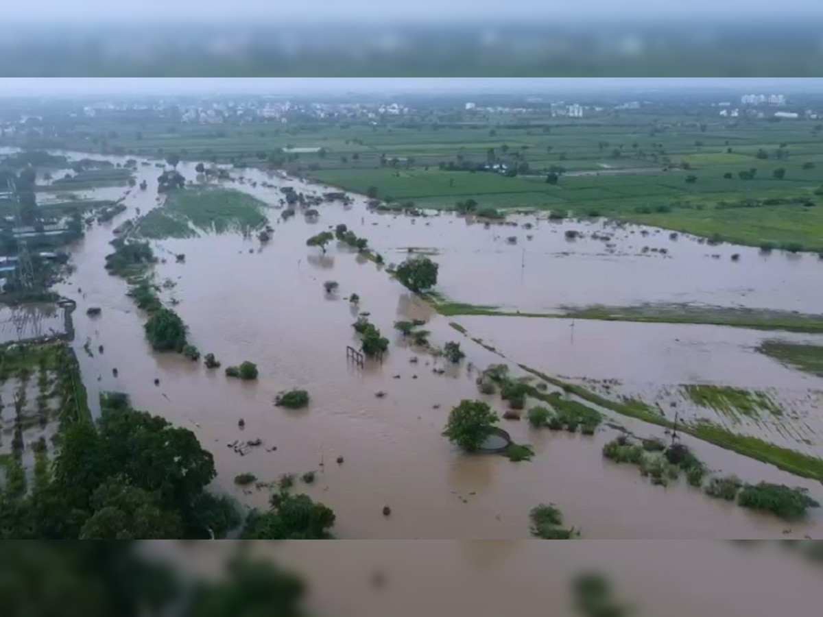 पावसाचा धुमाकूळ । उत्तर महाराष्ट्रात जोरदार तडाखा; घरात आणि दुकानांत पाणी, नदीला मोठा पूर    title=