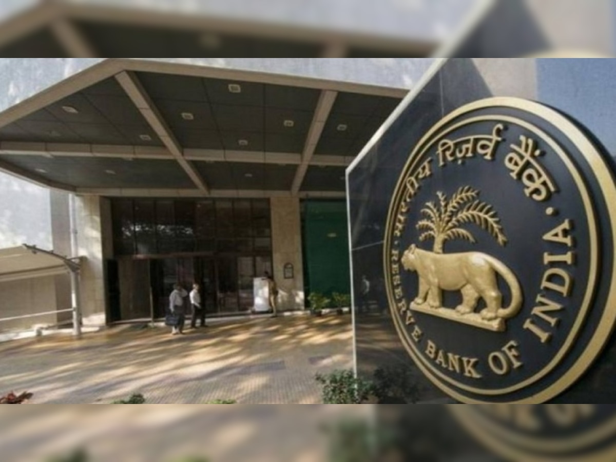 RBI च्या 'या' निर्णयामुळे 8 बँकांना झटका; तुमचं Account तर नाही ना? title=