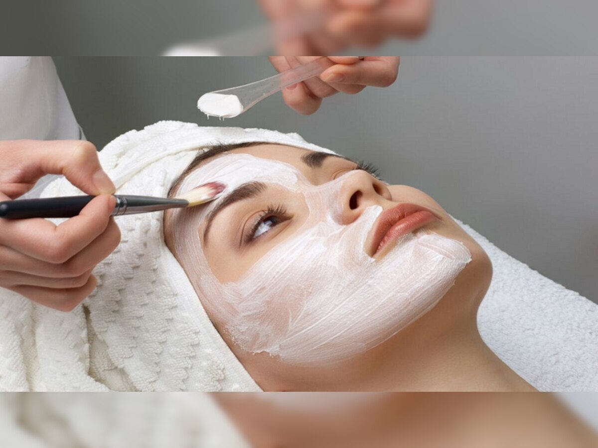 Skin Care Tips : तुम्ही चेहऱ्याला ब्लीच लावता का? मग तुम्हाला या गोष्टी माहित असणं गरजेचं title=