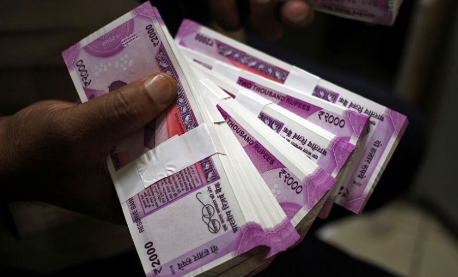 एकदम फिल्मी स्टाईल 200गाड्यांचा ताफा आणि धाड, तब्बल 390 कोटींचे सापडले घबाड