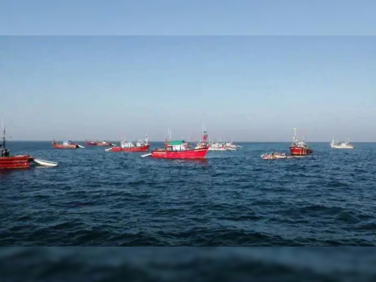 मोठी बातमी: अरबी समुद्रात भारताचे जहाज बुडाले, पाकिस्तानने 9 क्रू मेंबर्सना वाचवले, एकाचा मृत्यू title=