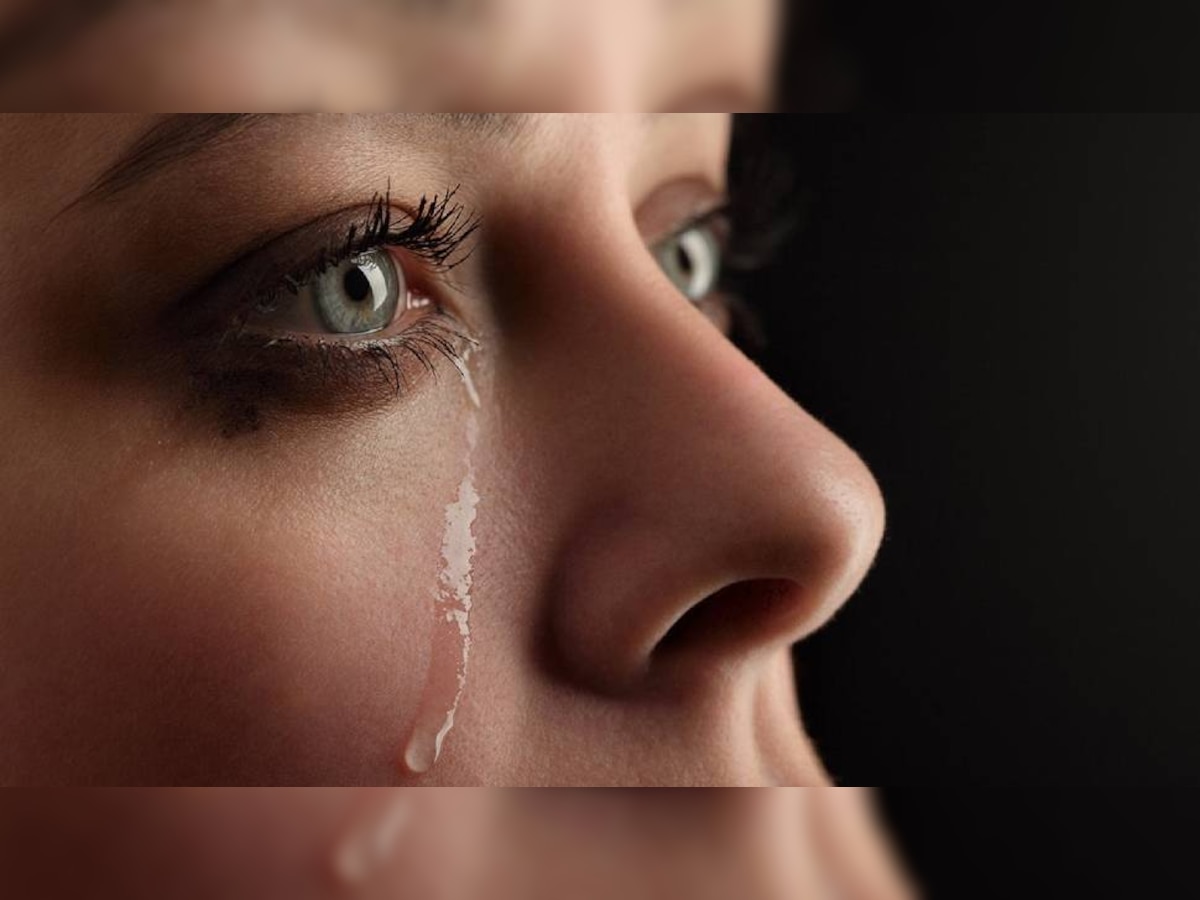 Interesting facts on Tears: मुलांच्या तुलनेत मुली का जास्त रडतात? 'हे' हैराण करणारं कारण आलं समोर title=