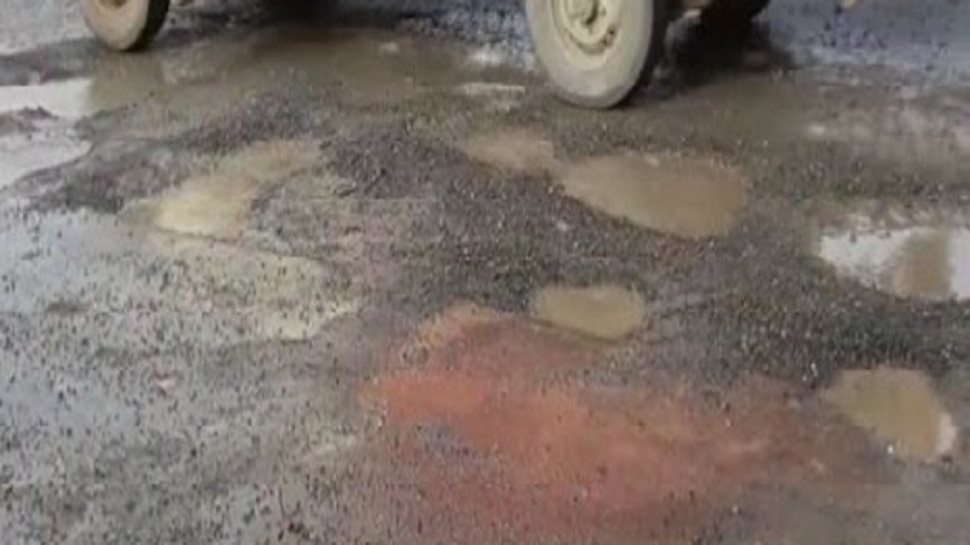 Mumbai Potholes : मुंबईतील रस्त्यांवरील खड्ड्यांमुळे दोघांचा बळी