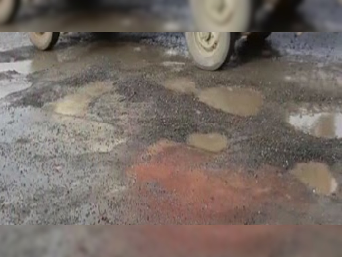 Mumbai Potholes : मुंबईतील रस्त्यांवरील खड्ड्यांमुळे दोघांचा बळी title=