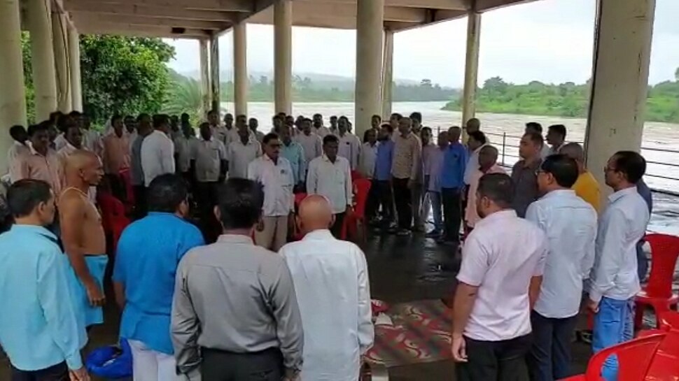 एकाच घरात दुहेरी संकट, तरी उत्तरकार्य कार्य थांबवून राबविले सामूहिक जन गन मन अभियान