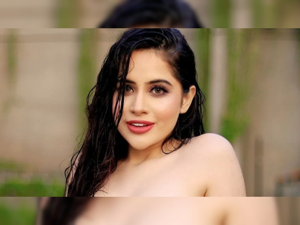 Urfi Javed Hottest Photo: टॅटू फ्लॉन्ट करताना दिसली हॉट हसीना उर्फी, फोटो पाहून फुटेल घाम  title=